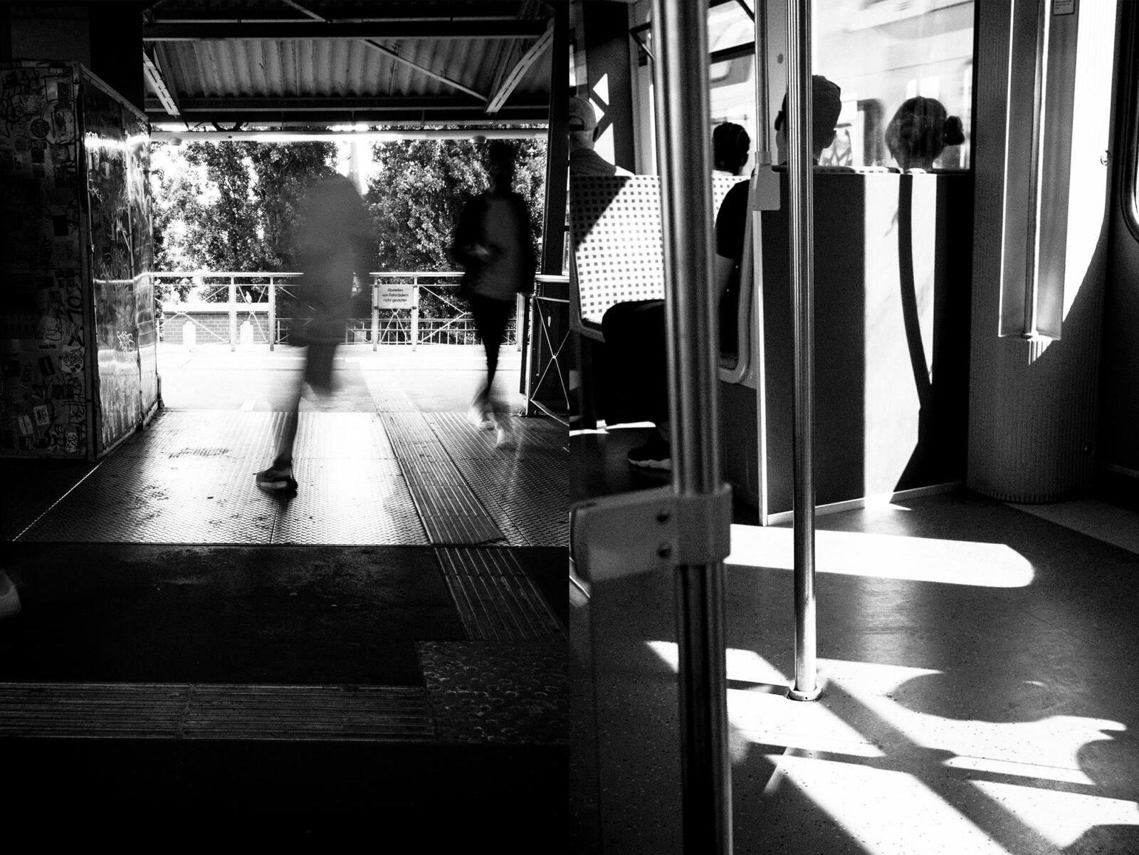 Schwarzweißbild eines Bahnsteigs mit verschwommenen gehenden Gestalten, Schattenmustern auf dem Boden und Menschen, die in einem Zugwagon stehen. (KI-generierte Beschreibung)