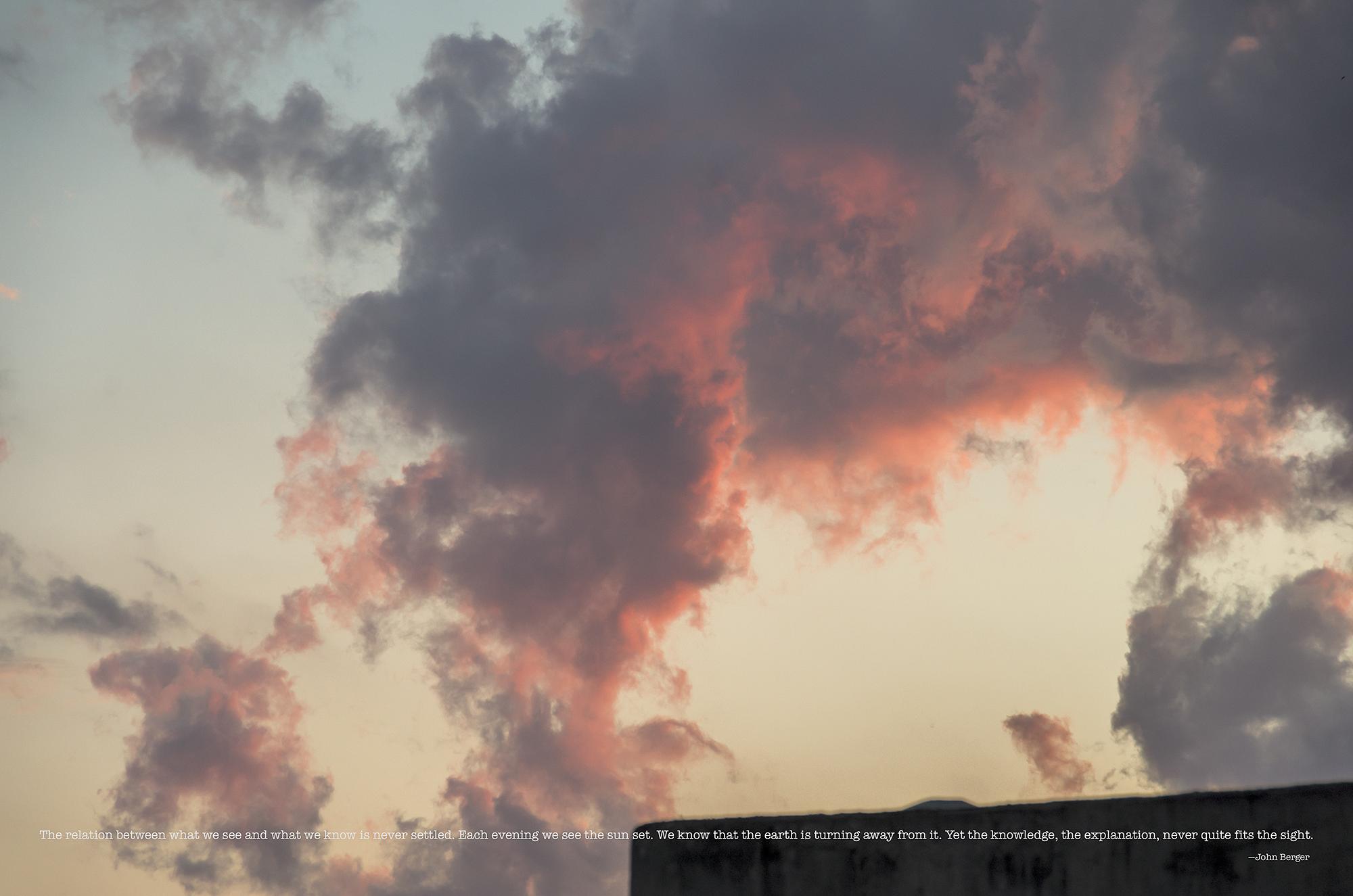 Bewölkter Himmel bei Sonnenuntergang mit rosa und grauen Wolken. Zitat unten über das Verständnis der Realität und des Universums. (KI-generierte Beschreibung)