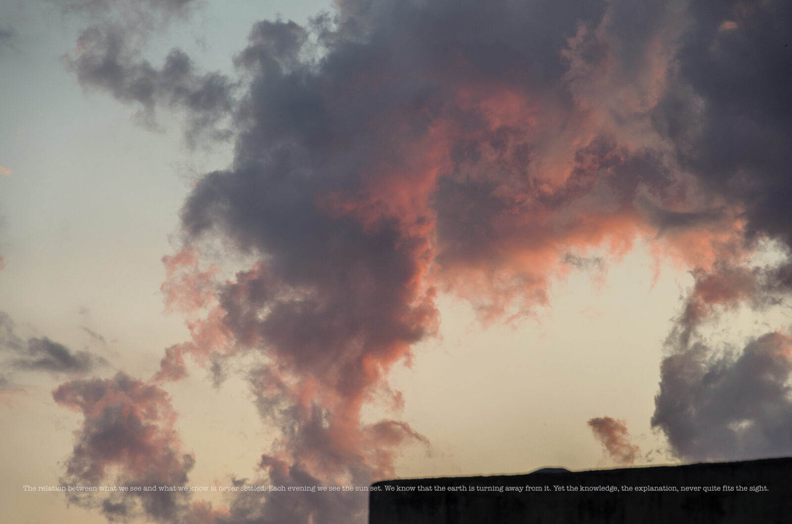 Bewölkter Himmel bei Sonnenuntergang mit rosa und grauen Farbtönen. (KI-generierte Beschreibung)